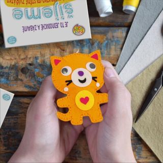 Ušijem si… Kreatívna sada obsahuje jednotlivé časti figúrky s veľkou bezpečnou plastovou ihlou s tupým hrotom pre deti....