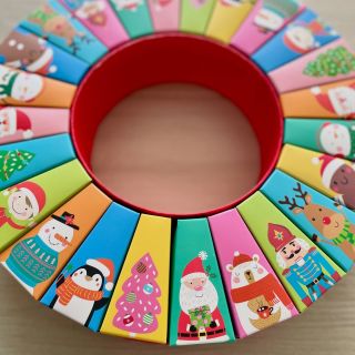 Pripravte deťom radostné odpočítavanie do Vianoc s okrúhlym adventným kalendárom! Tento originálny kalendár má priemer...